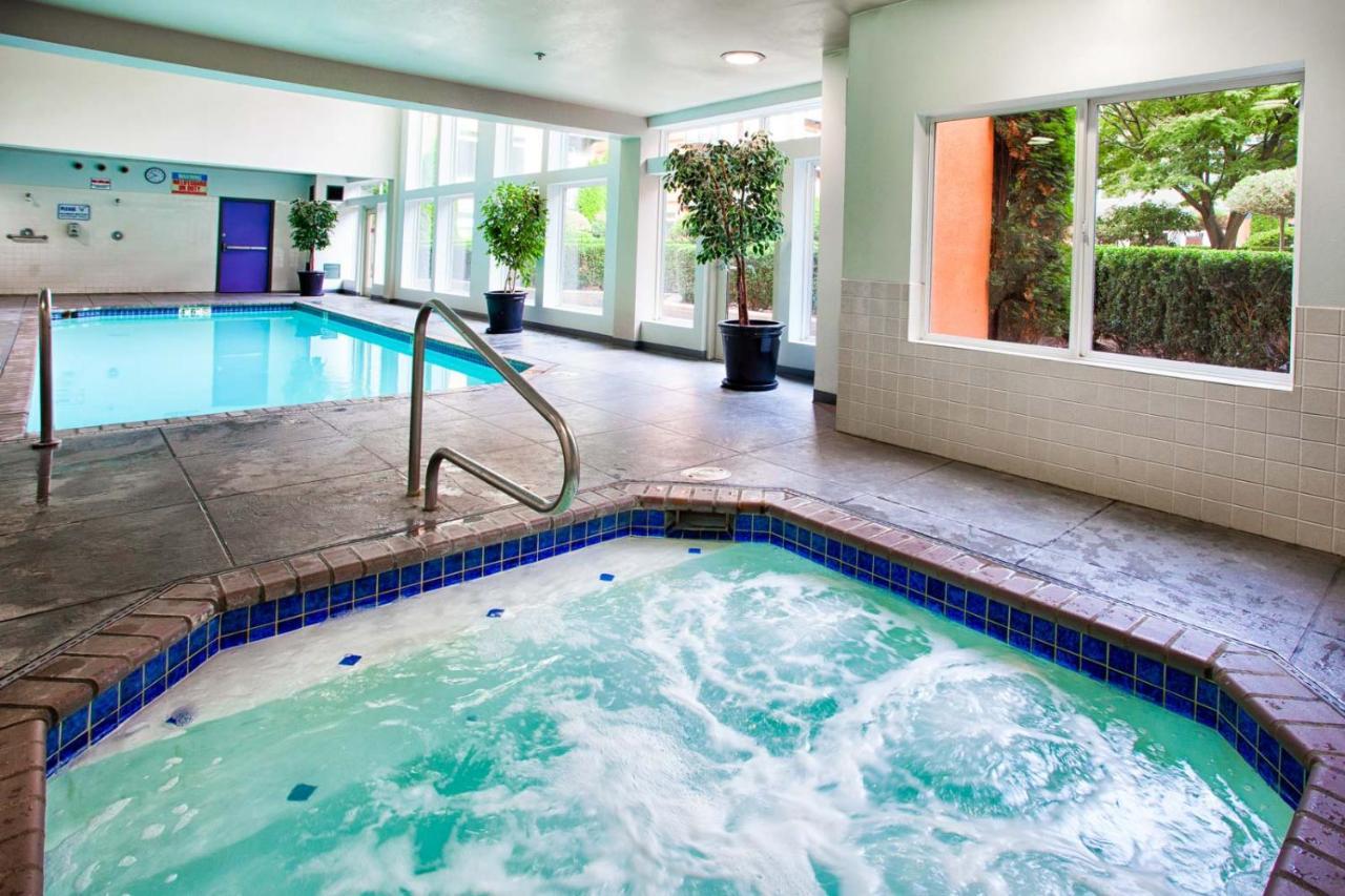 City Water View Oasis With Pool & Gym Near Cruise In Heart Of סיאטל מראה חיצוני תמונה